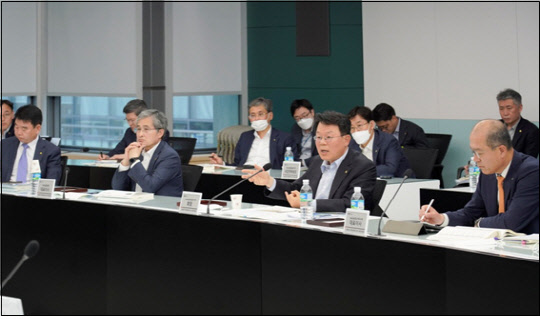 21일 서울 중구 소재 NH농협금융 본사에서 진행된 '농협금융 1분기 성과분석회의(兼 비상경영회의)'에서 김광수(가운데) 농협금융 회장이 회의를 주재하고 있다.   NH농협금융지주 제공